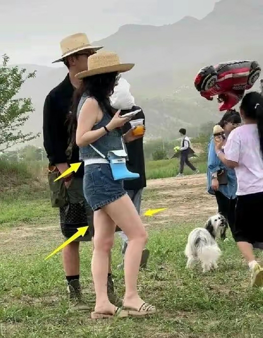42岁霍思燕疑怀三胎,穿拖鞋,大腿粗壮,走路姿势引群嘲!