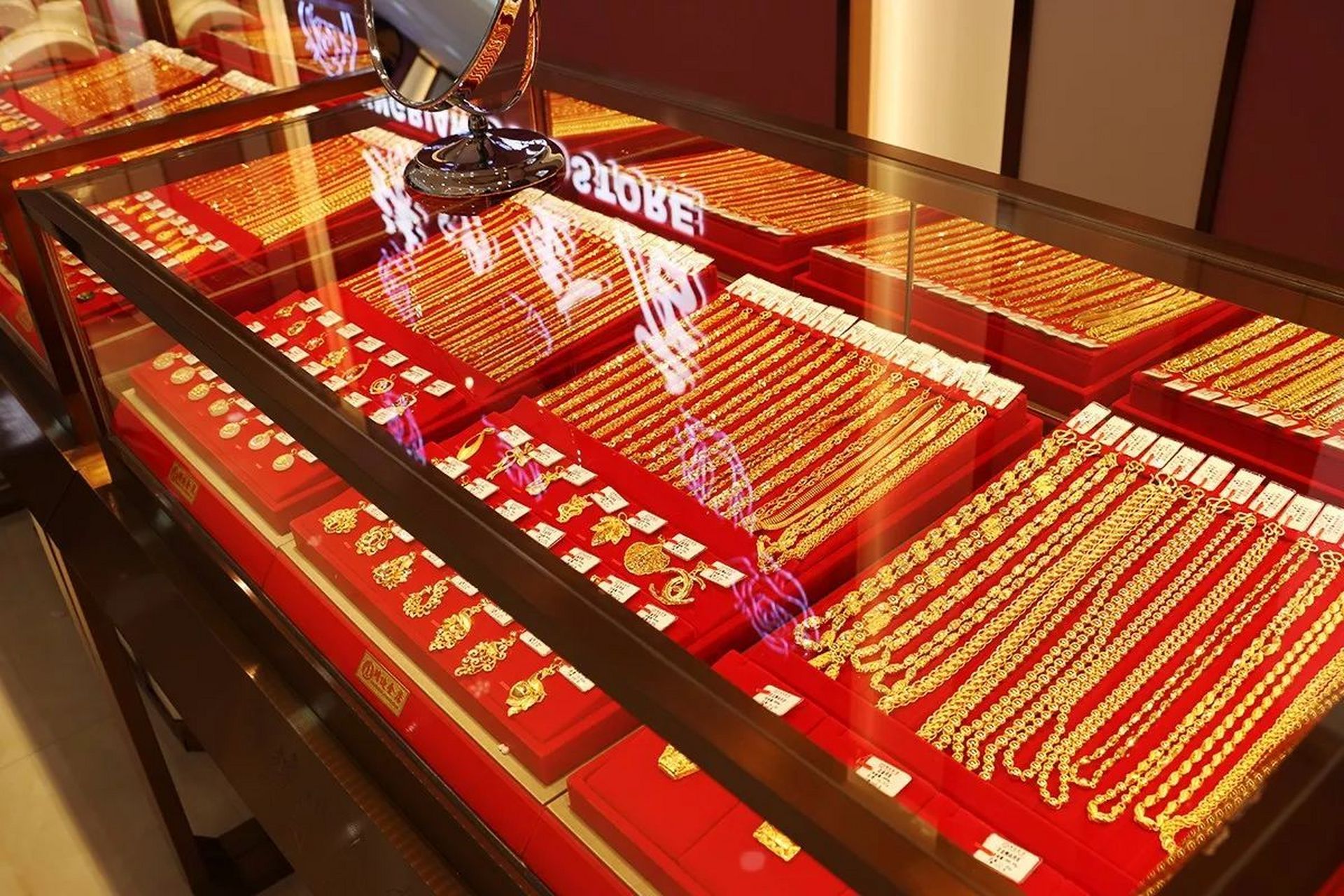 奇怪了,满街都是黄金店,还不断有新店开业,现在黄金这么多的吗?