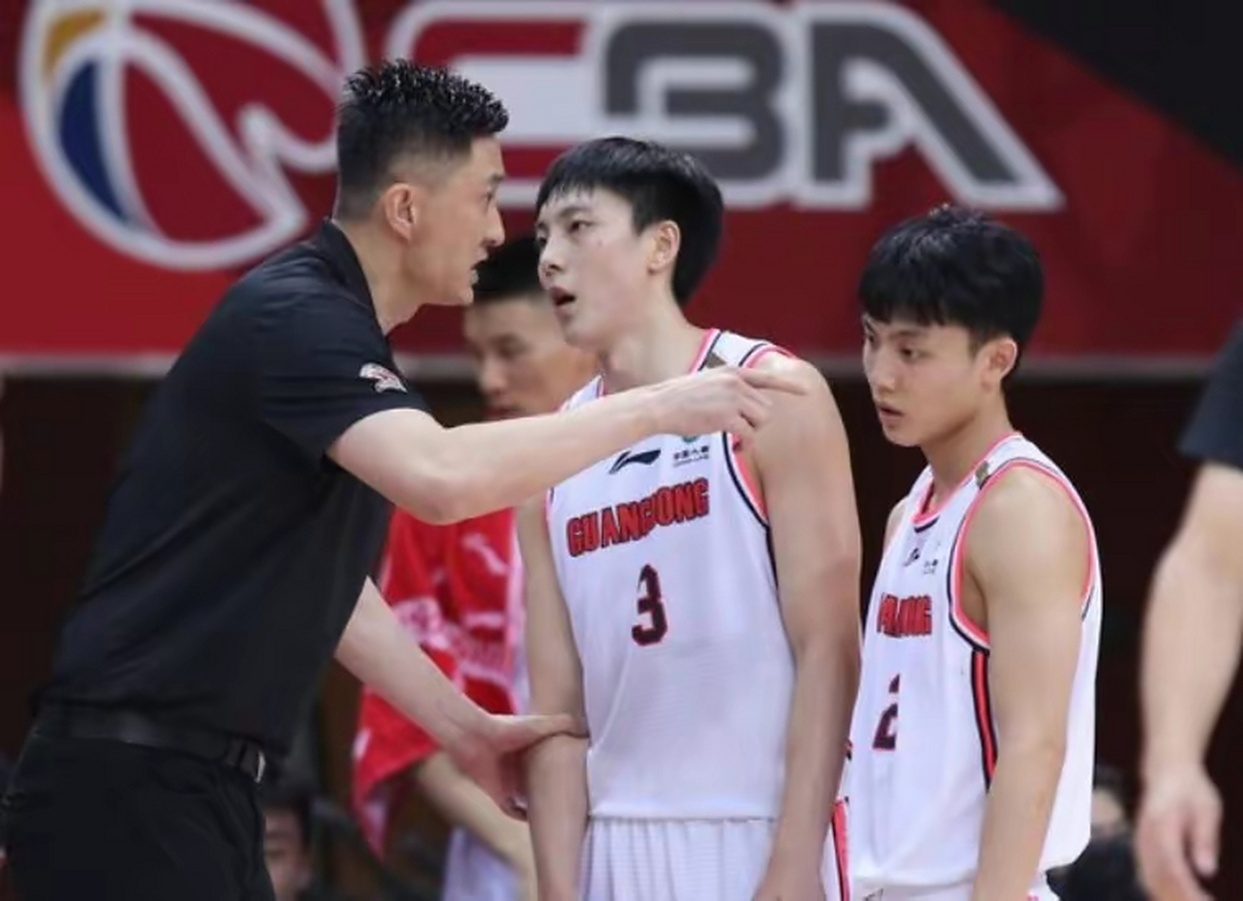 为什么这么多人都说广东男篮的防守动作不合规,难道杜锋自己就不知道