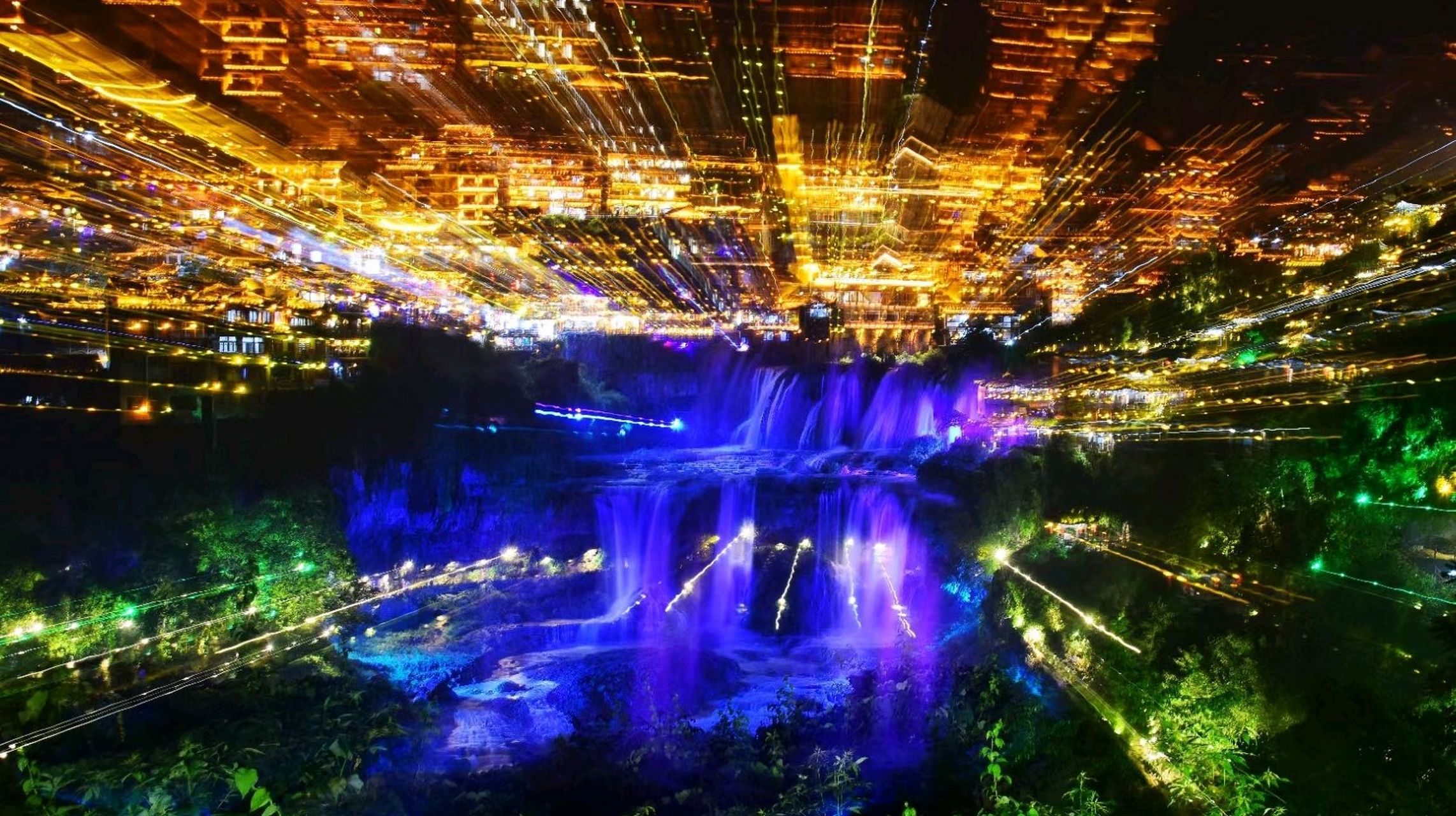 芙蓉镇瀑布夜景迷人 芙蓉镇瀑布在夜晚灯光的照耀之下,显得格外地漂亮