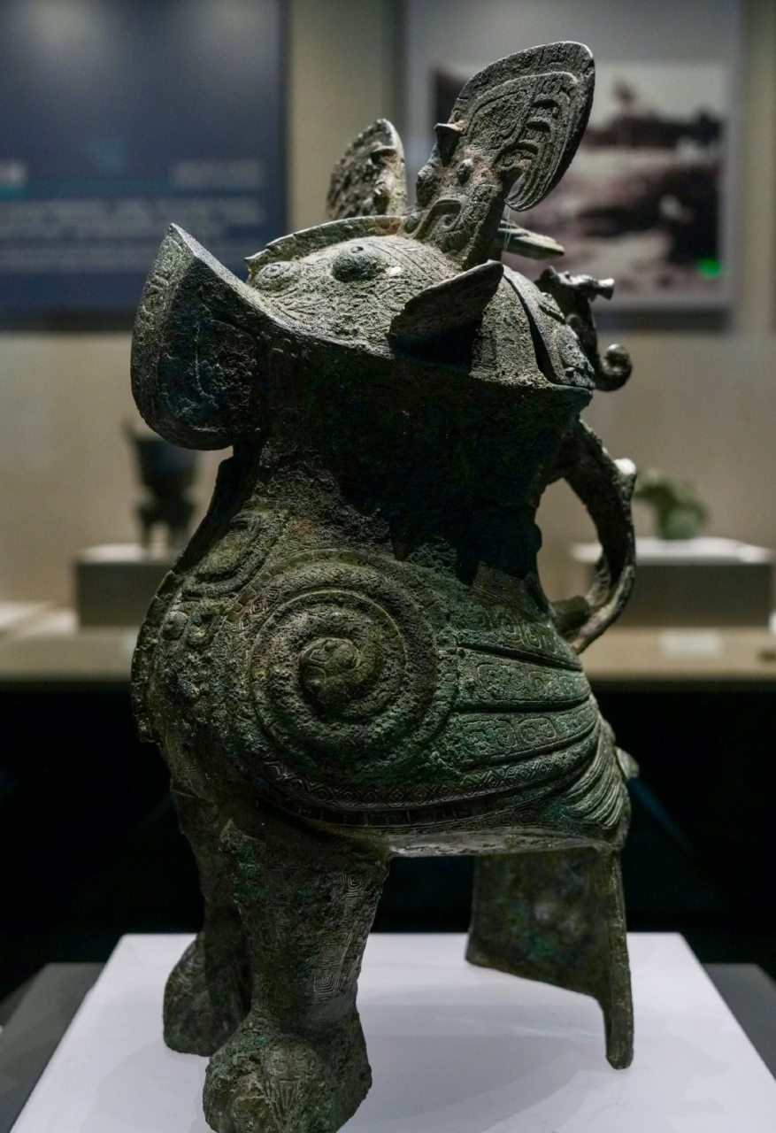 "妇好"青铜鸮尊,1976年河南安阳殷墟妇好墓出土,是商王武丁时期的青铜