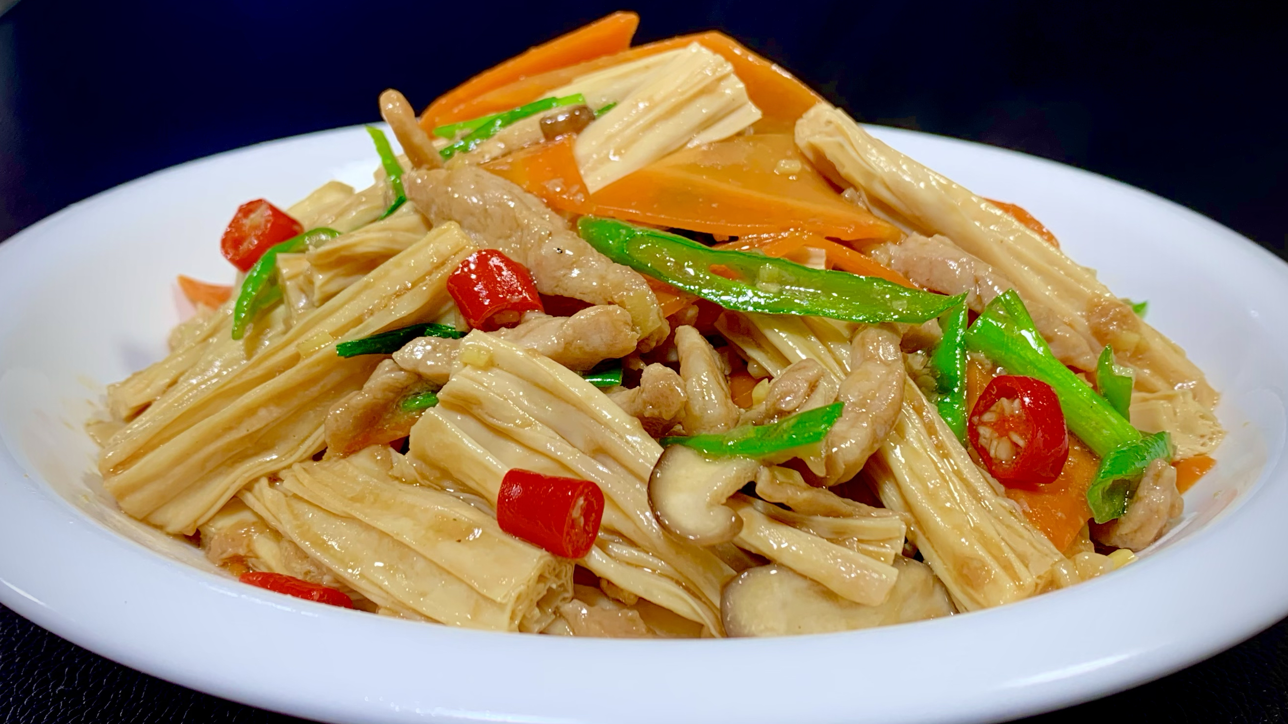 炒腐竹时，切记不要用开水烫和直接煮，教你一招，脆嫩爽口超好吃