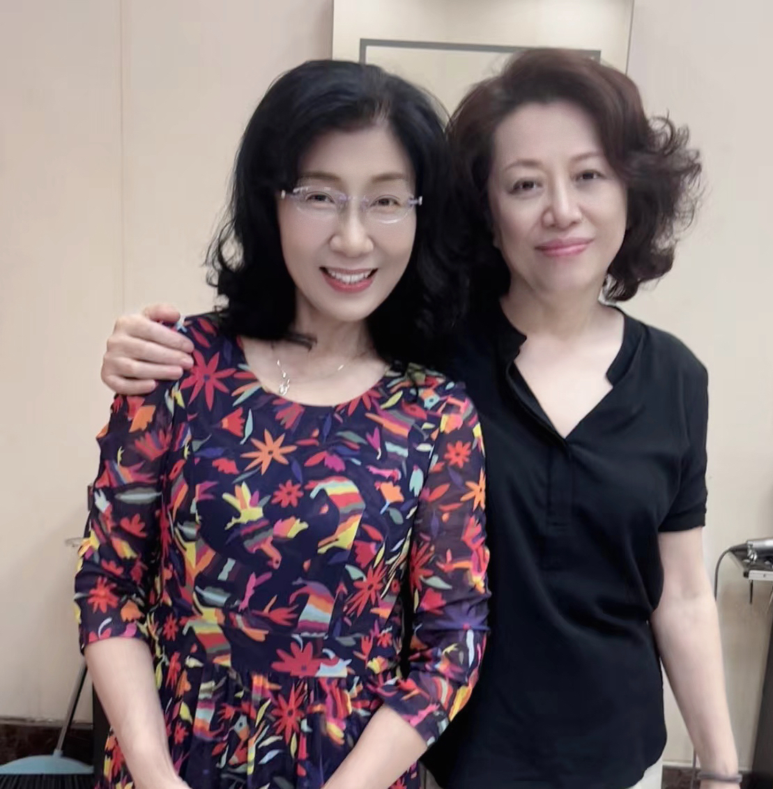 记忆中,学生时代始梳着一成不变长长的大辫子