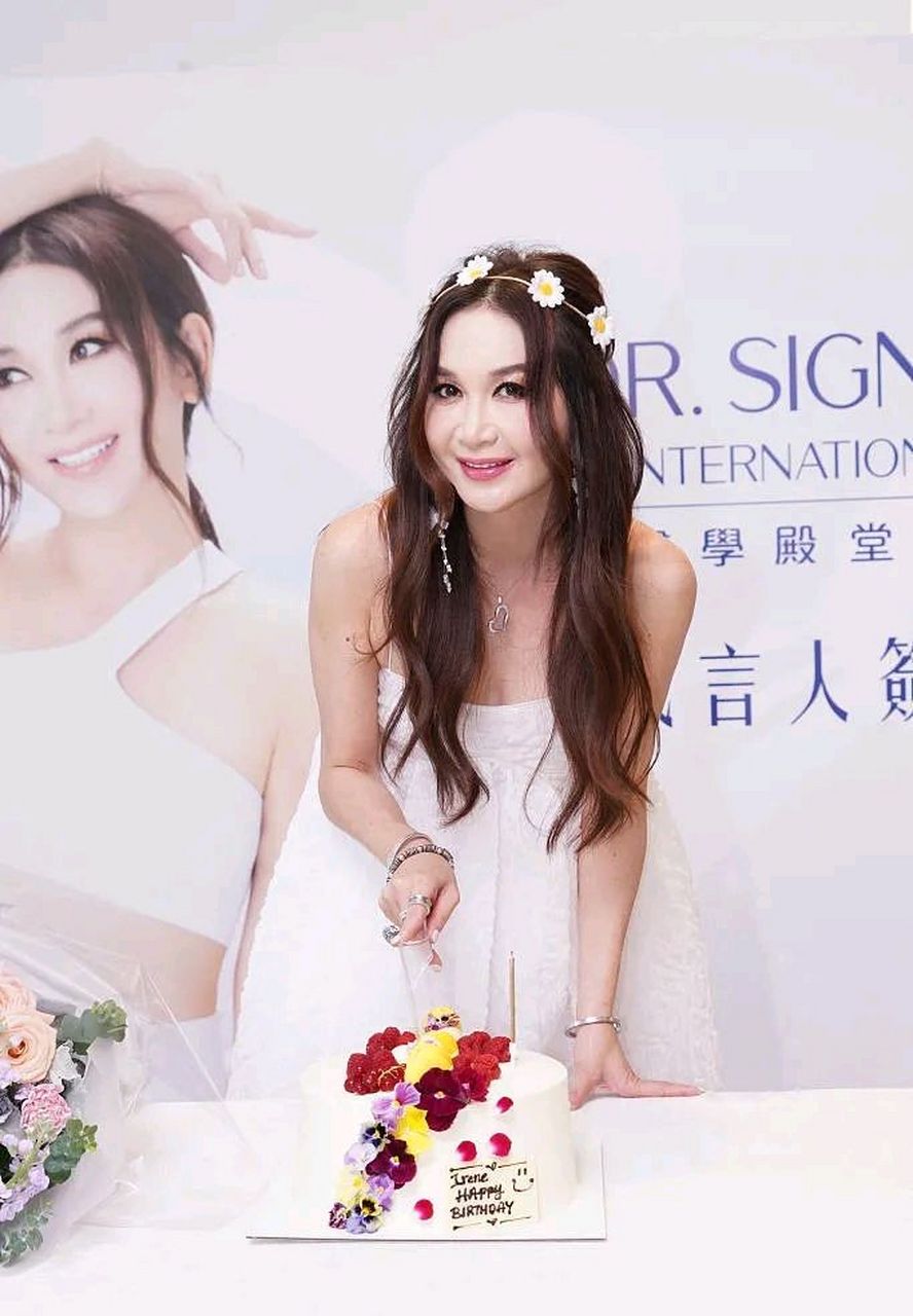 最近温碧霞在出席活动的时候搭配的非常靓丽,看上去像个迷人的少女