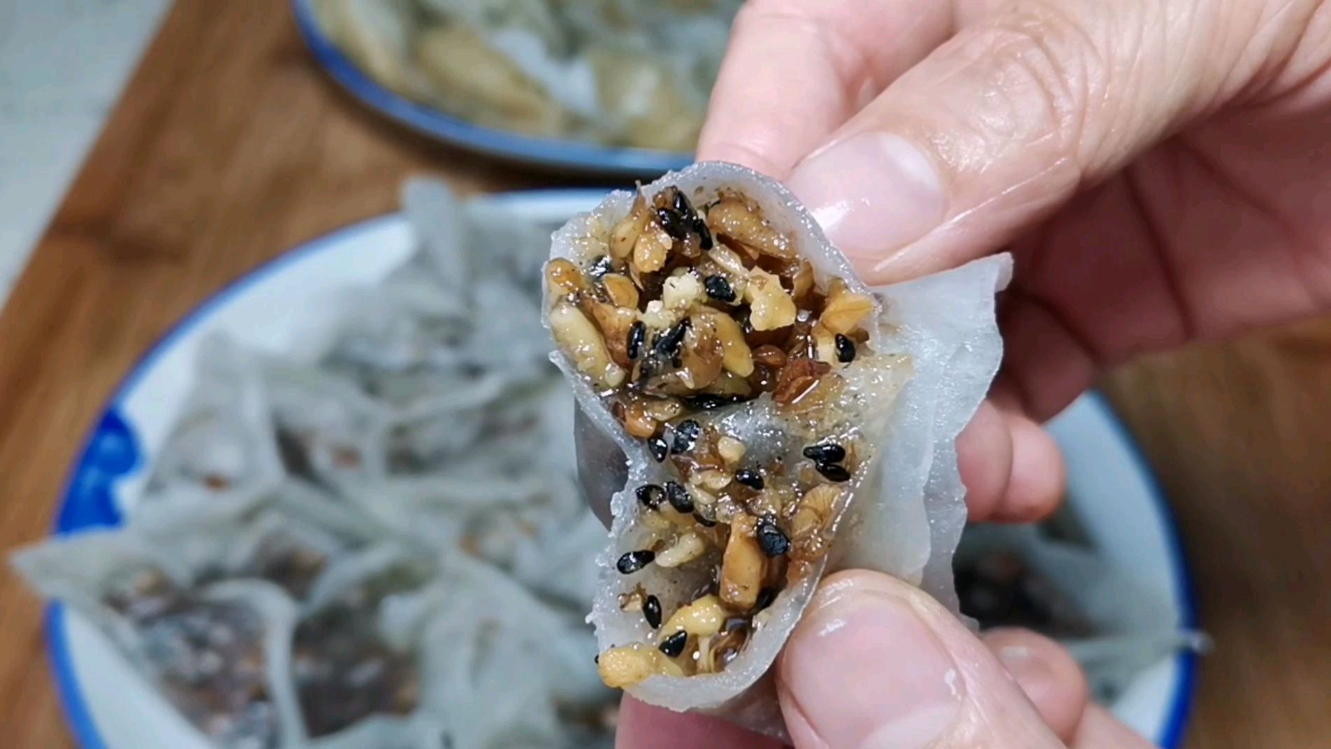 用地瓜粉做成薄如蝉翼的饺子皮,包糖挣子和浆饺子,晶莹剔透
