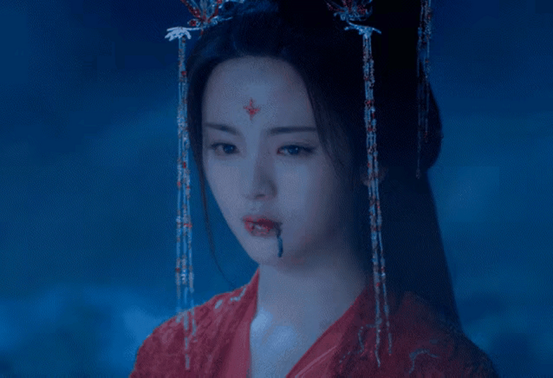 杨超越演的是鲛人吧,嘴角的血都是蓝色的,鲛人泣泪成珠,所以眼泪做出