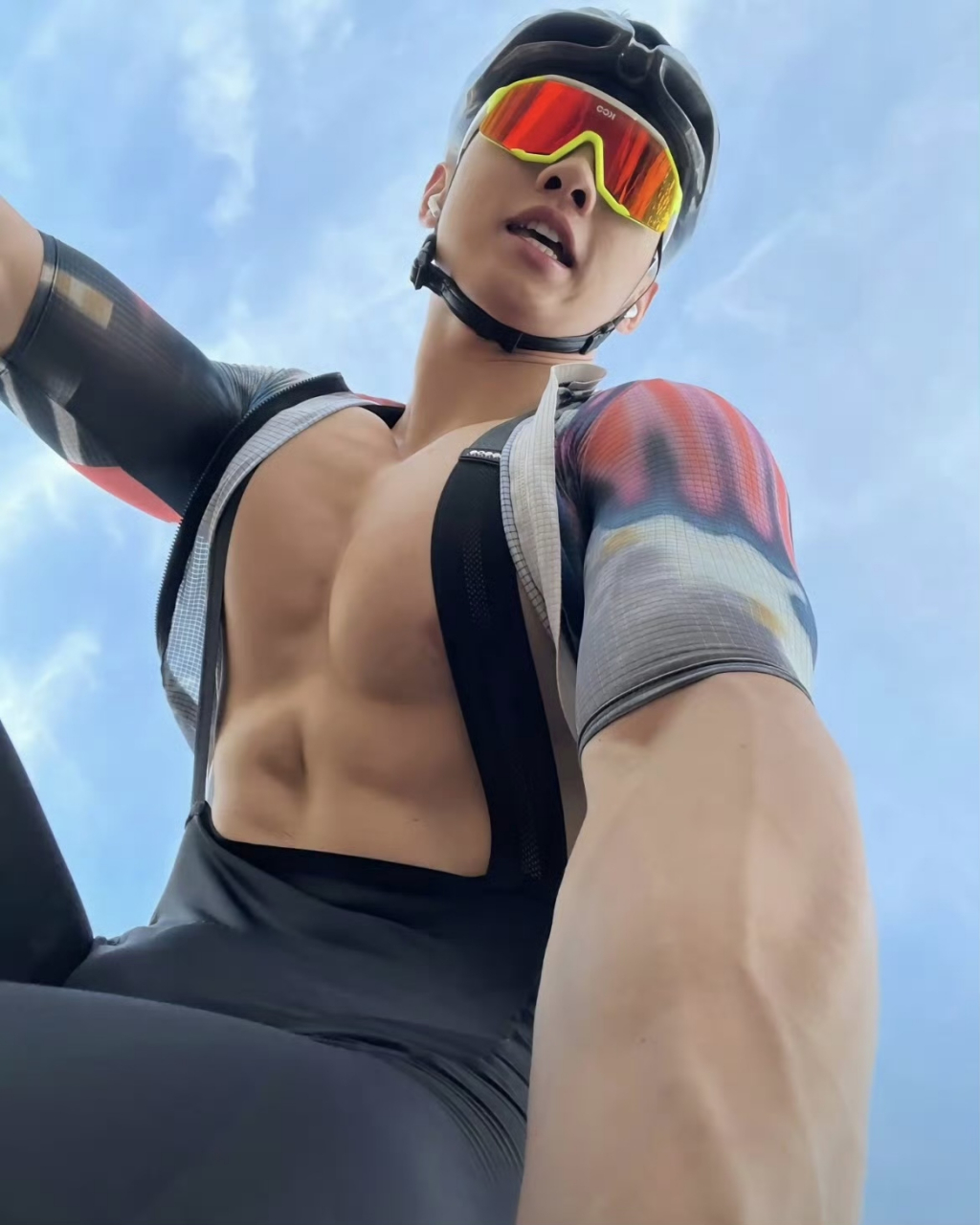 早上好,帅哥已经骑行环山路#健身# #帅哥# #肌肉型男