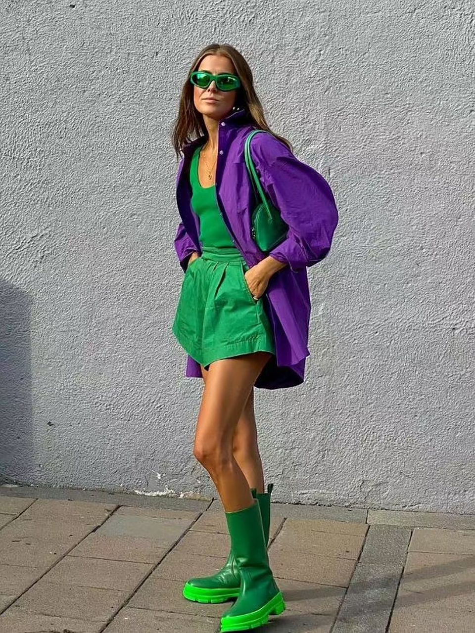 如果你是黄种人中的深色型人或净色型人,不妨试试浓郁又艳丽的翠绿配