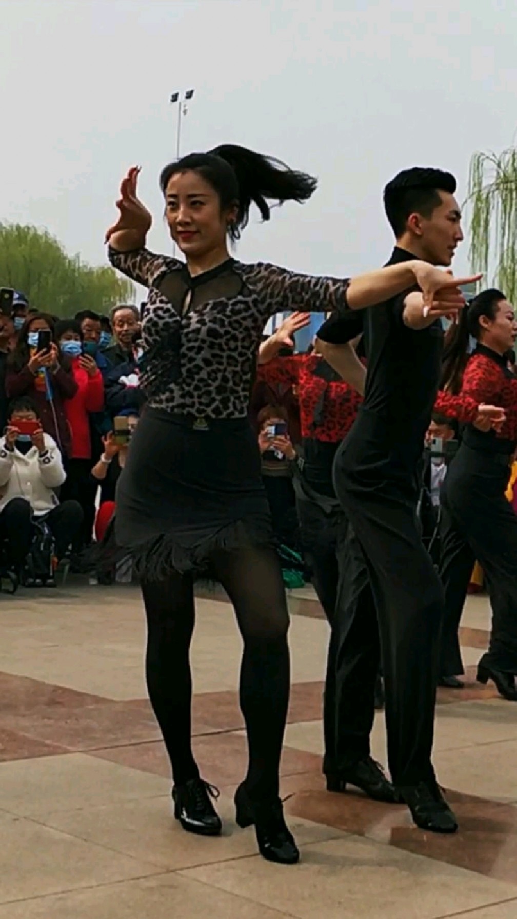岁末打卡果果不不姐弟精彩吉特巴舞太美了