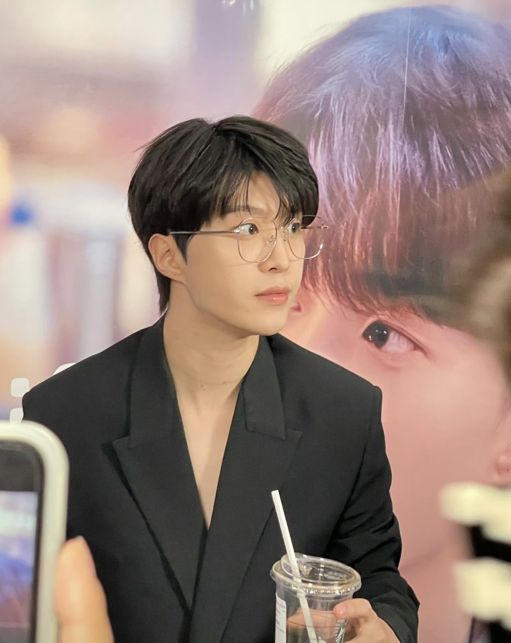 范丞丞真空西装造型