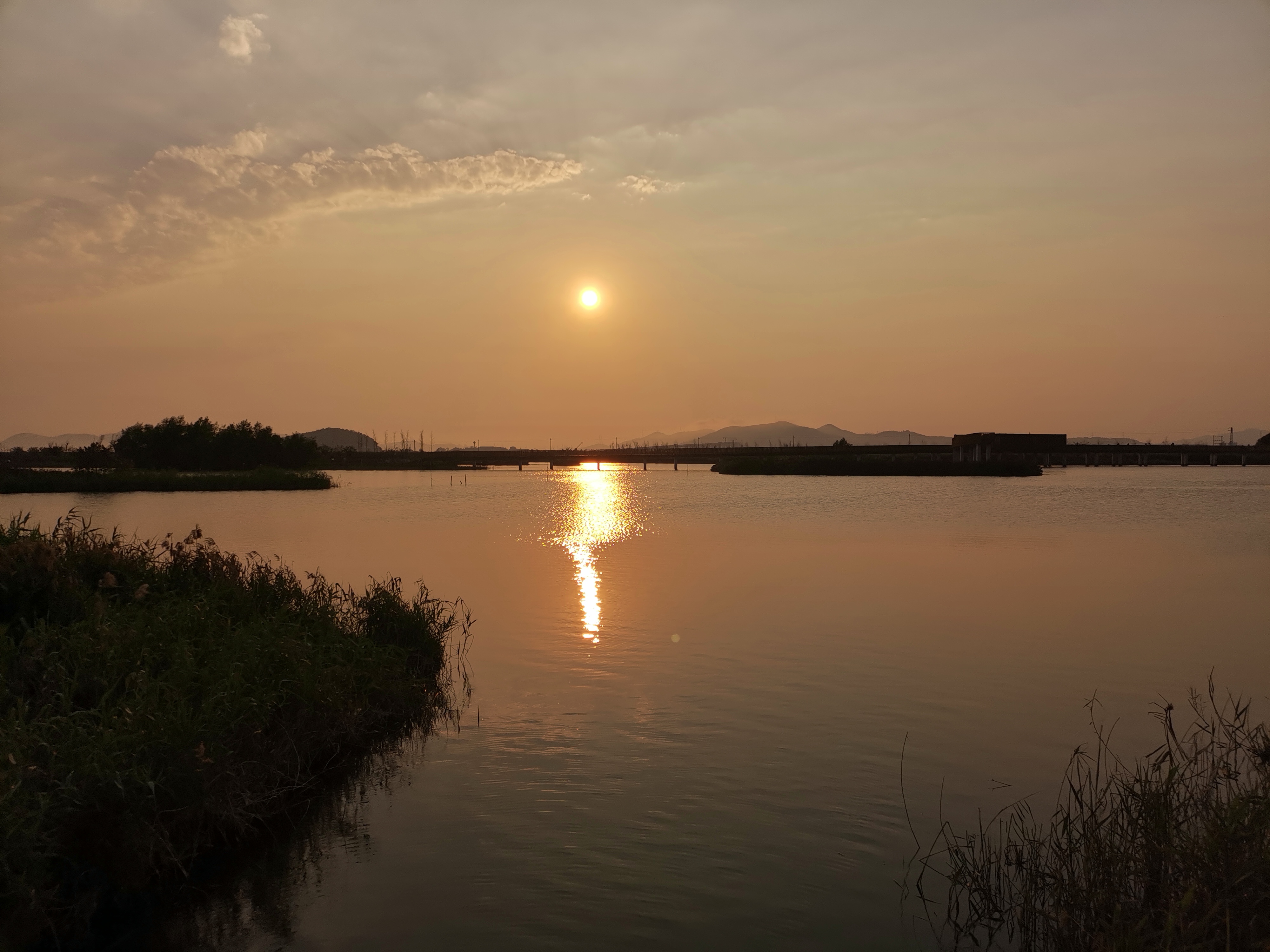 傍晚下的日落美景