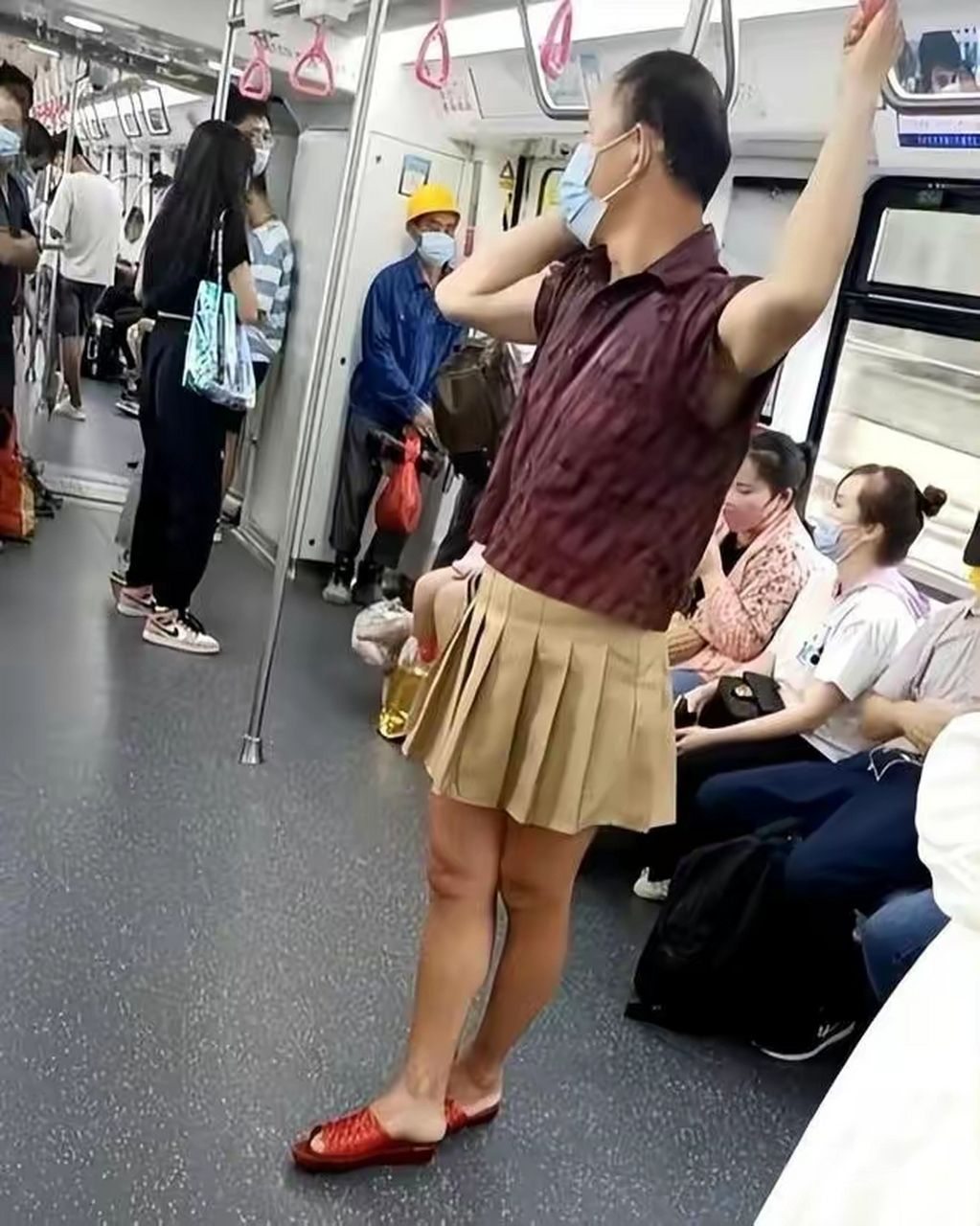 最近,一位中国男子因为替自己的妻子试穿裙子而走红网络.