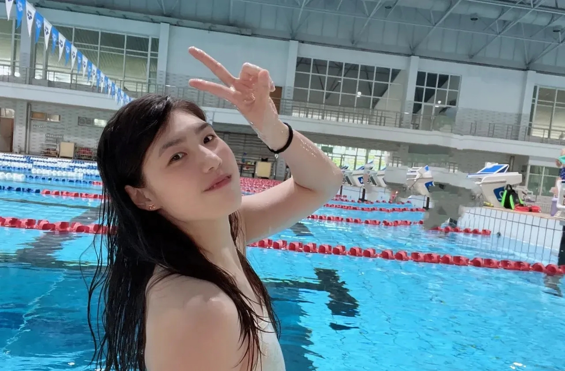 身高176cm的张雨霏身材高挑,宽肩,细腰,大长腿,流线型的身体线条十分