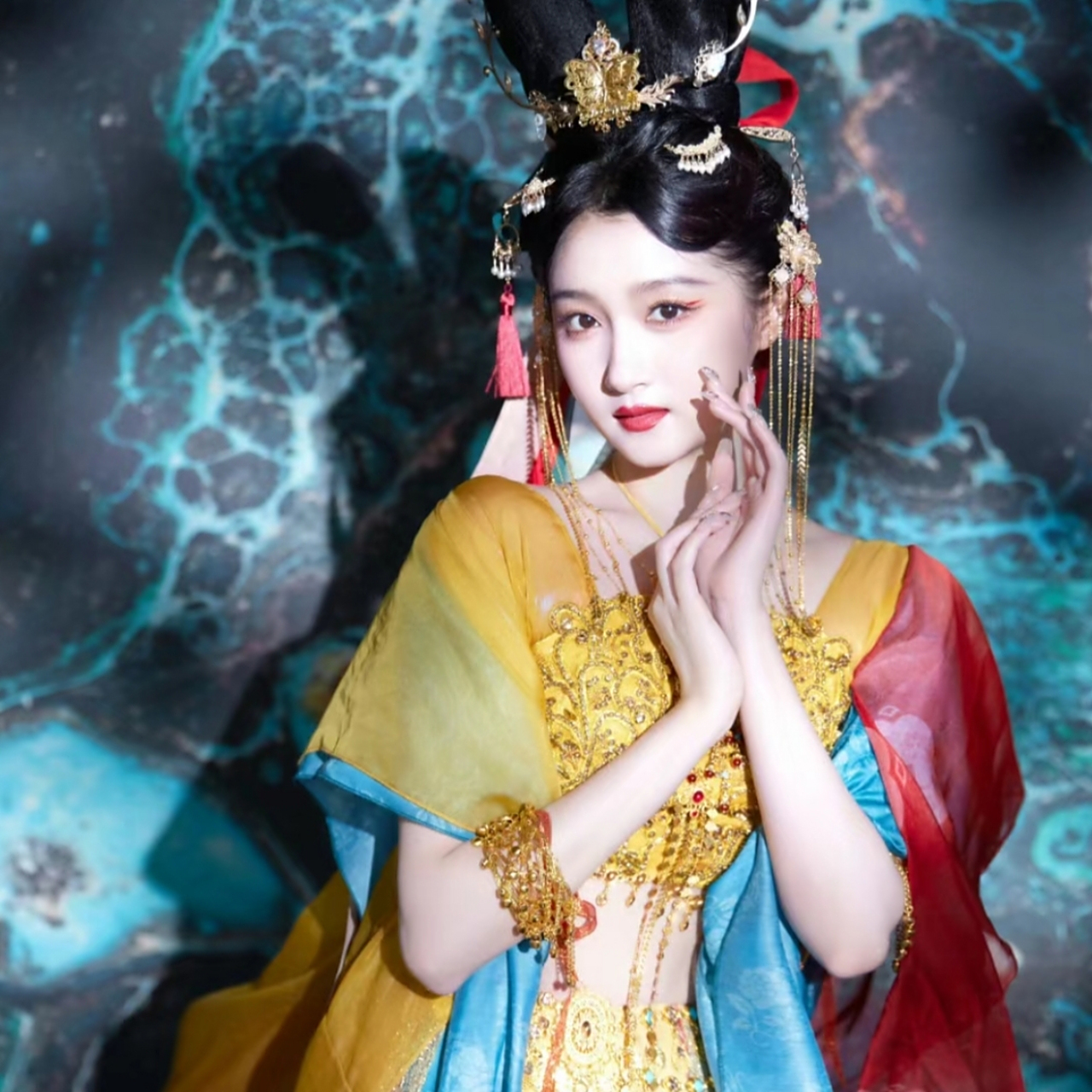 每日娱乐播报# 关晓彤:最新一期王牌对王牌路透照,身穿异域风情衣