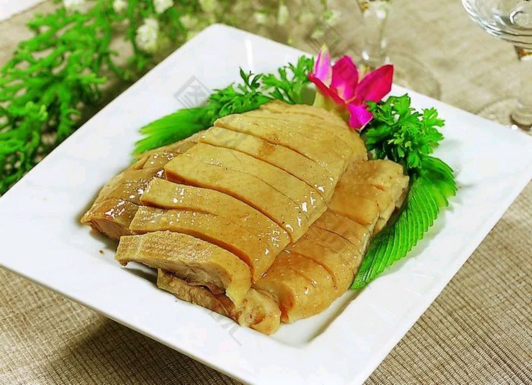 盐水鸡是一道具有悠久历史的传统美食,远在古代就有记录.