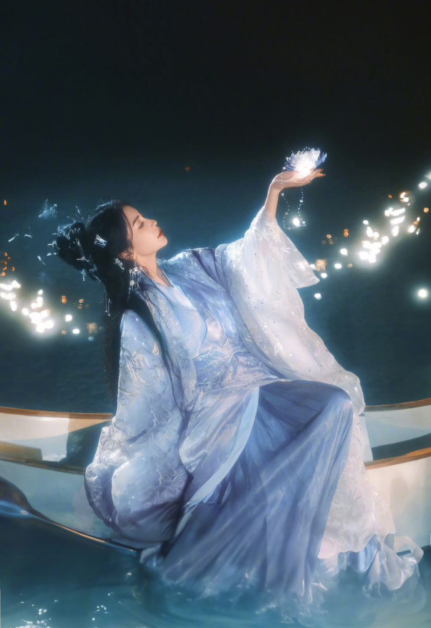 angelbaby(杨颖)古风照好有仙气啊,像是从画中走出来的一样.#杨颖