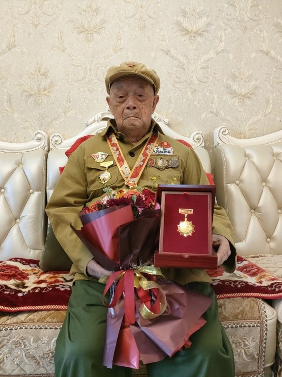 他是抗美援朝一等功臣,隐姓埋名36年,却因欠银行2400元惊动政府