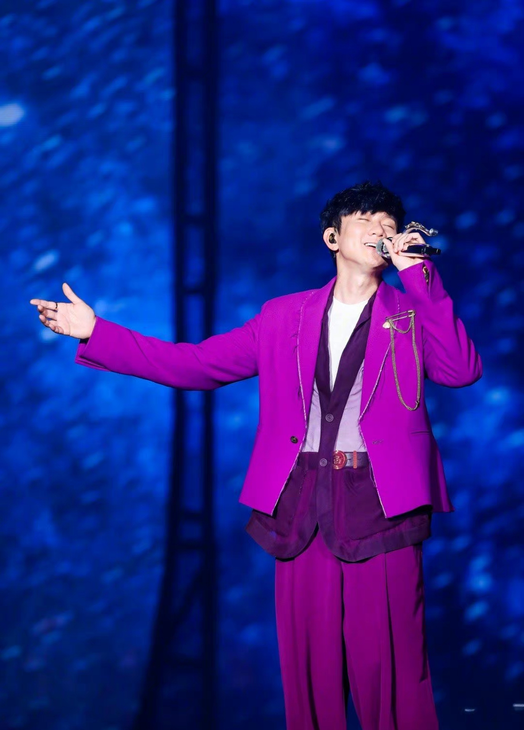 周杰伦闪现林俊杰演唱会,引爆全场