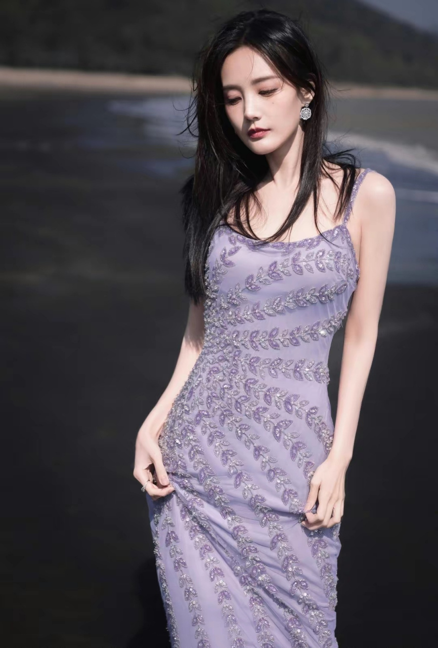 美女李一桐,身着紫色包臀裙,海边性感写真,身材纤细,火辣迷人