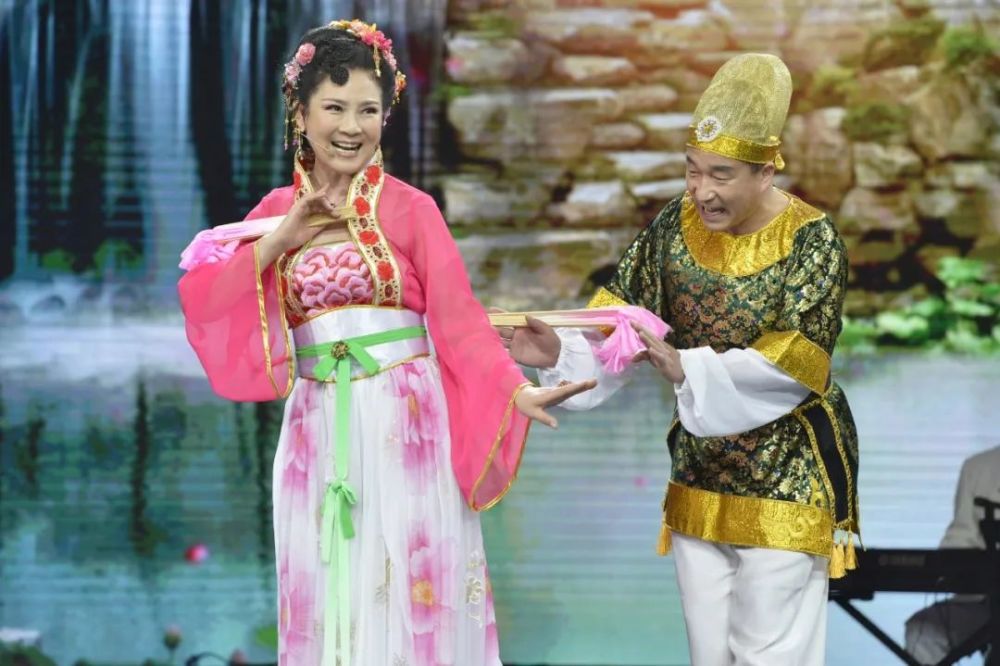 高秀敏弟子路小波创办艺术学校,其实二人转现在需要艺人不是网红