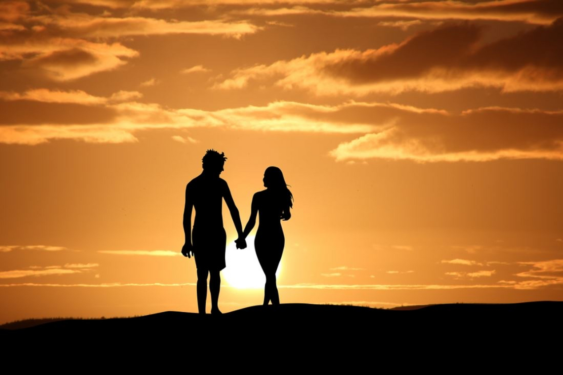 很喜欢拥抱,喜欢与心爱的人深情相拥的感觉,什么也不说,什么也不做,就