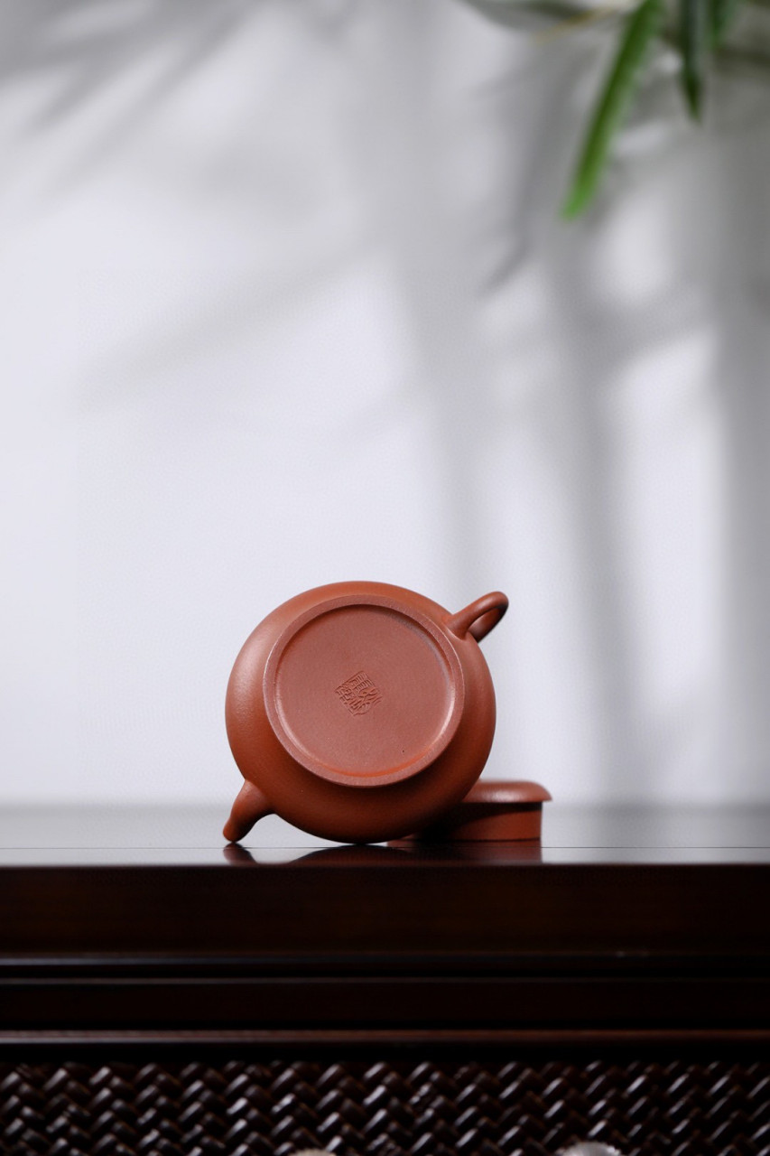 扁灯|优质朱泥|140cc|全手  形似宫灯,简练雅致,造型敦厚朴实,是清代