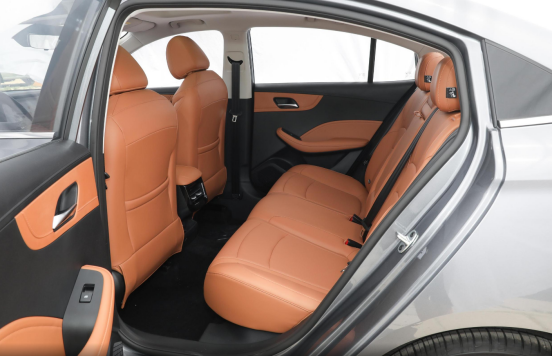 全新荣威i5起步6.89万,亲民价也配科技座舱,动力提升空间够用