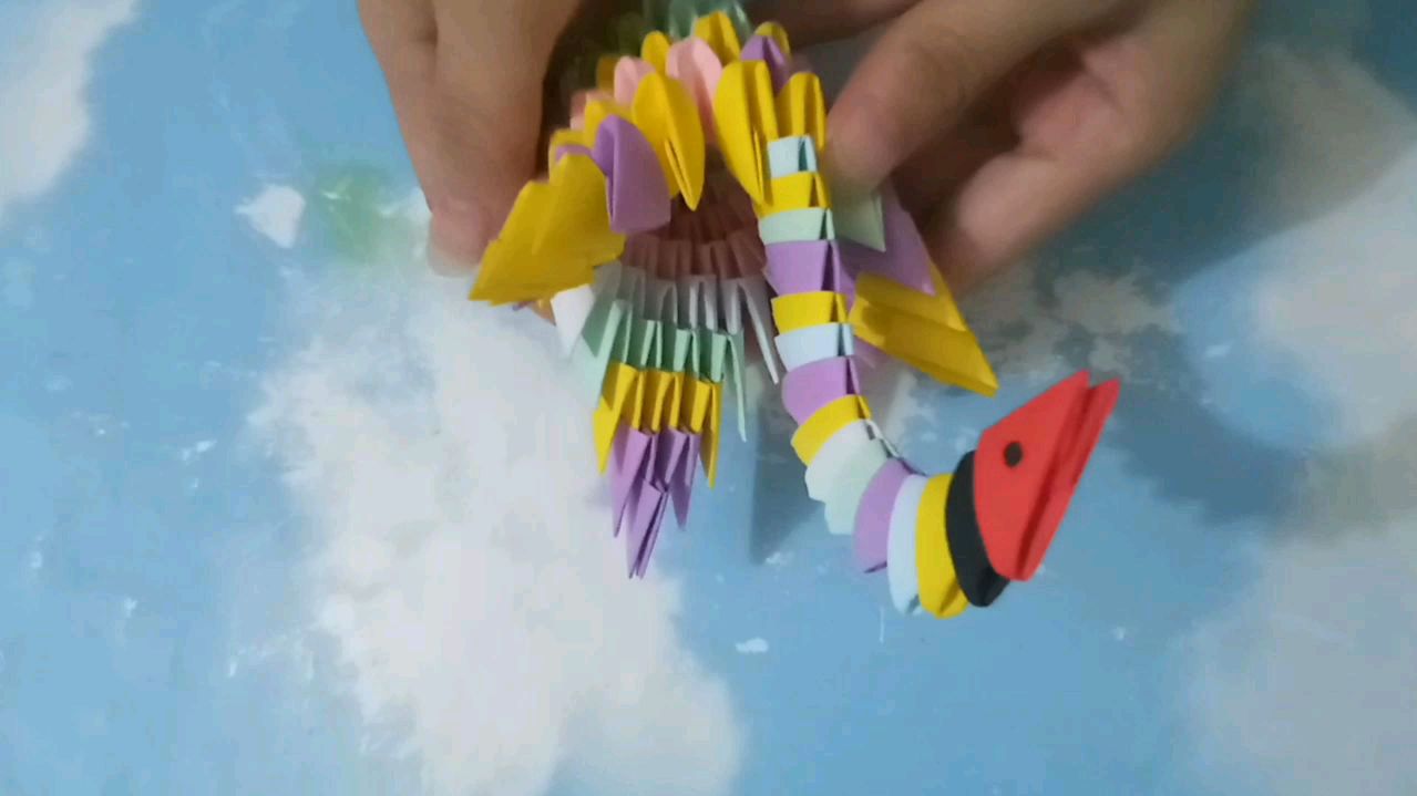 用三角插一个五颜六色的小天鹅