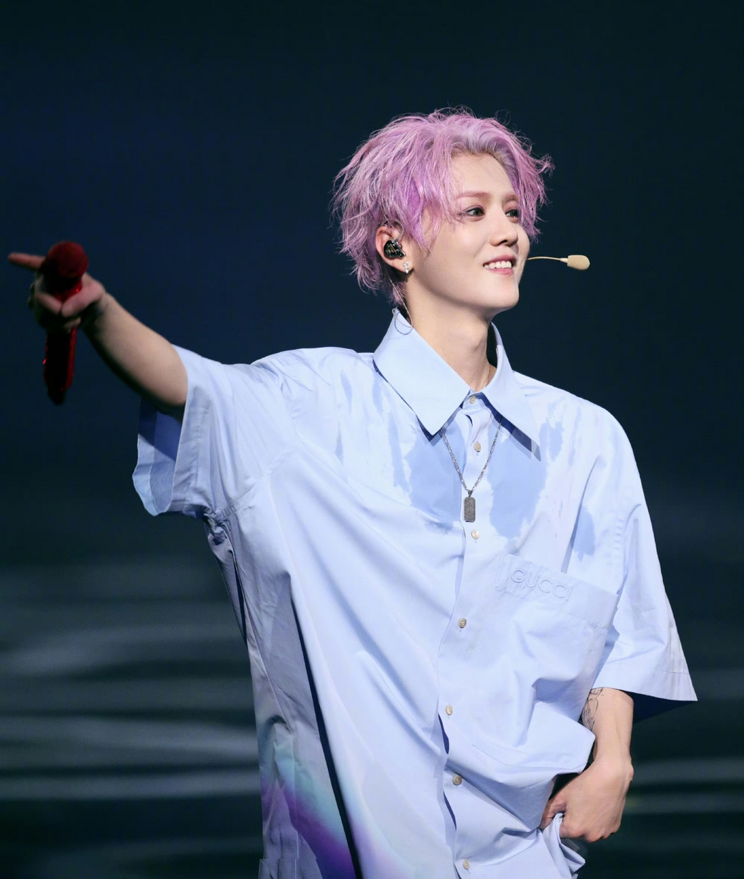 张艺兴,鹿晗,王源 的演唱会粉头发造型都好好看啊,帅哥们的舞台好 !!