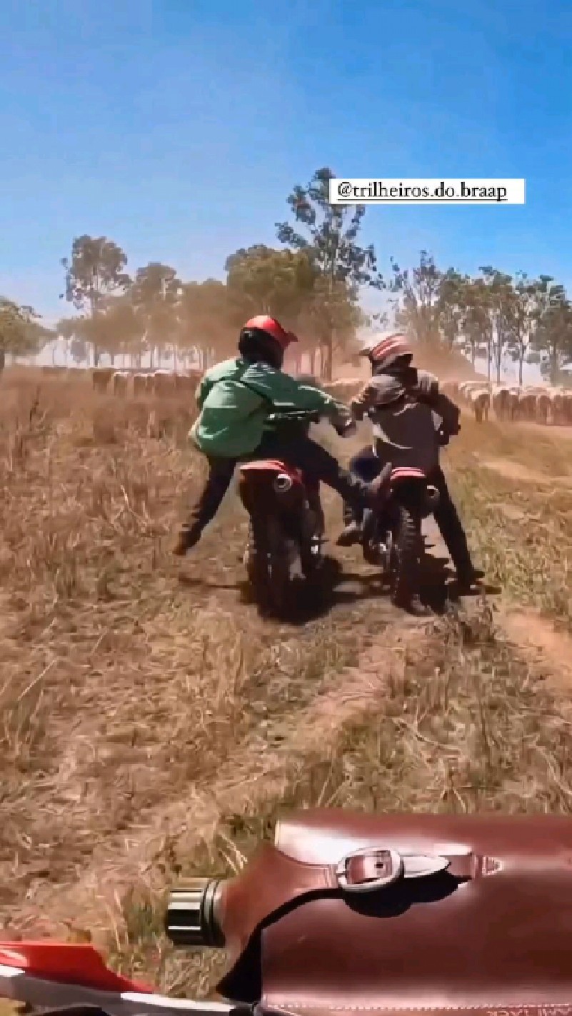 三人骑摩托车去玩