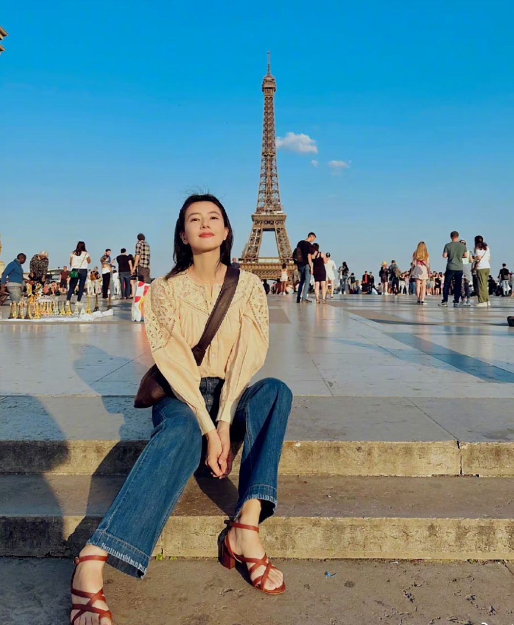 高圆圆去旅行特别接地气,坐在巴黎铁塔下的台阶上拍游客照,生活气息
