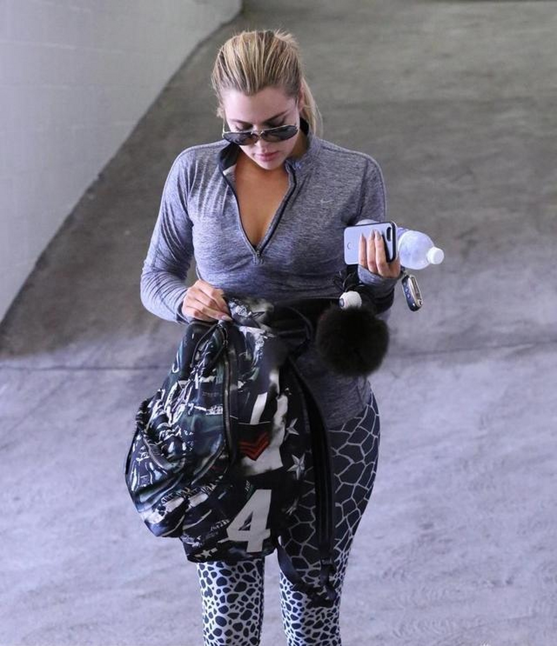 科勒61卡戴珊穿着雪豹一样花纹的豹纹裤