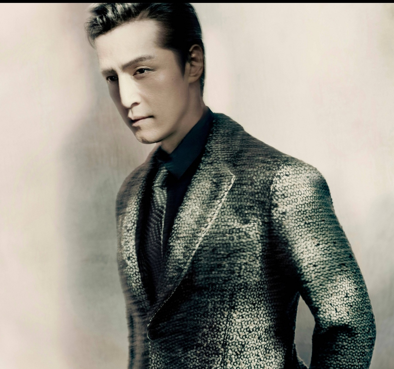 胡歌删博第二天新广工作照帅到出圈 不愧是全球代言人太帅了