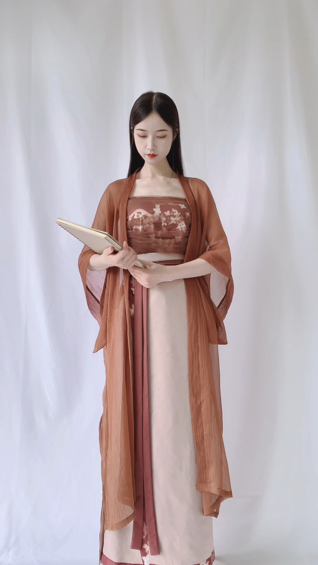 宋制旋裙大概是最早的包臀裙了吧,真的是优雅又时尚