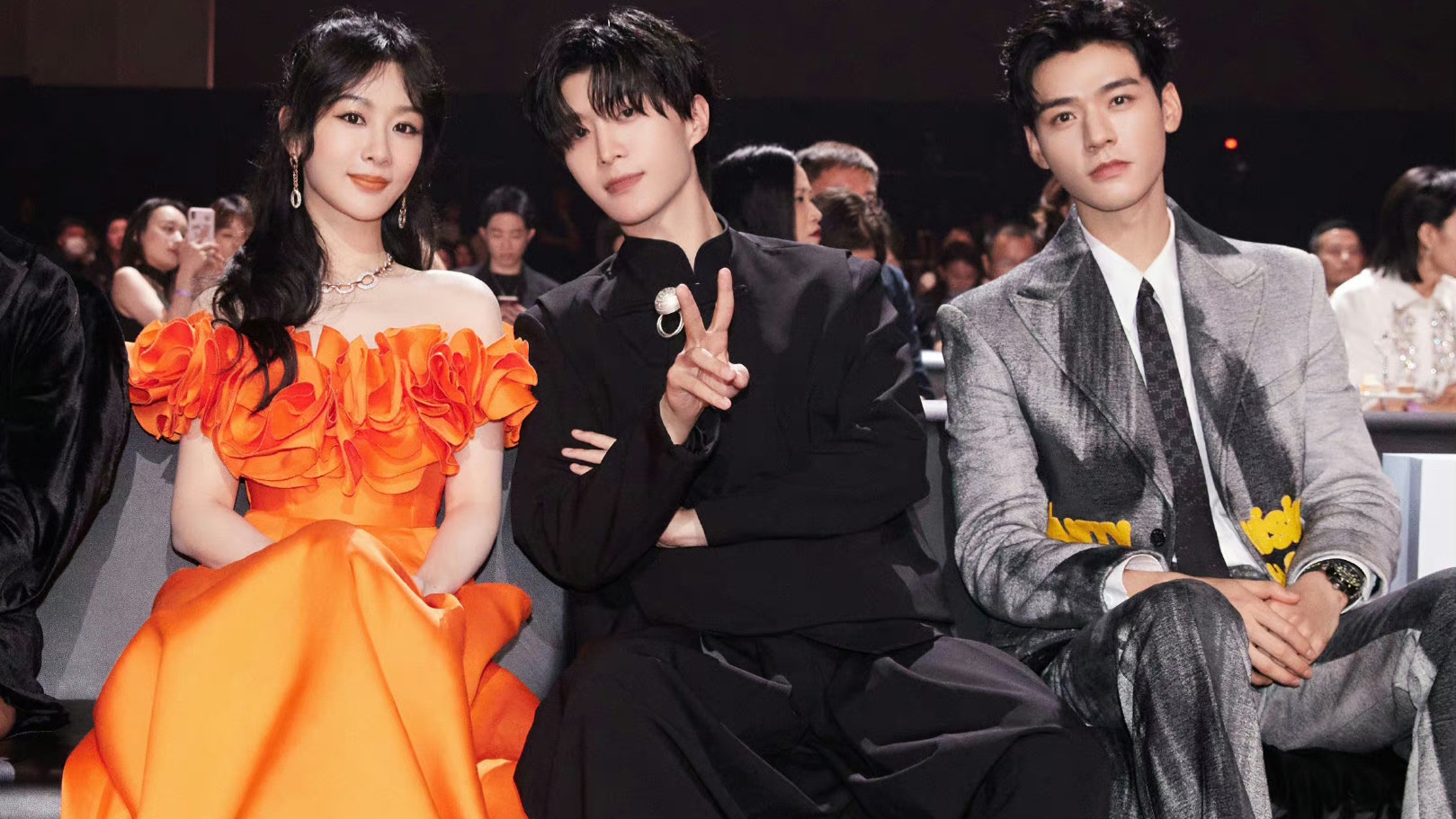 杨紫与花同乘时尚芭莎封面大片,范丞丞发文分享与杨紫龚俊合影