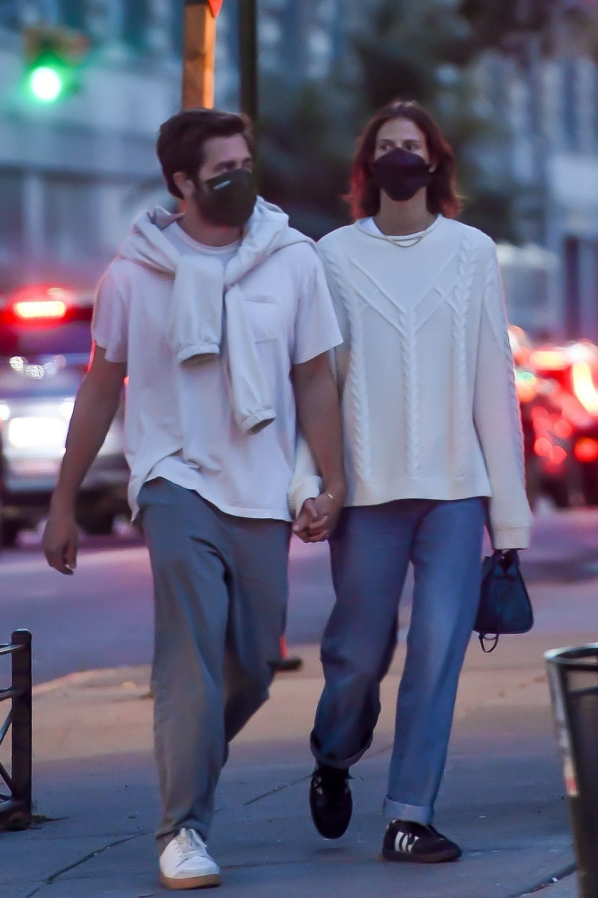 杰克·吉伦哈尔和小16岁的法国模特女友jeanne cadieu在纽约外出.