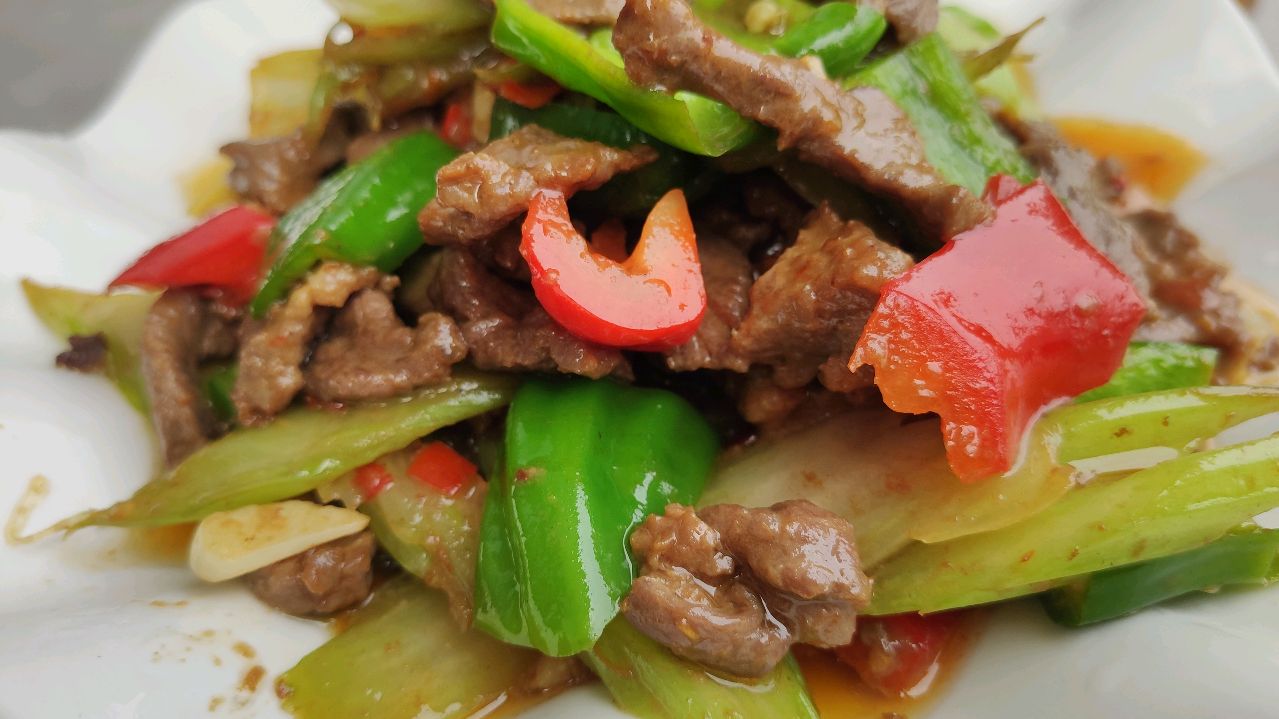 三金分享青椒炒牛肉做法,方法简单,牛肉滑嫩!很适合新手操作