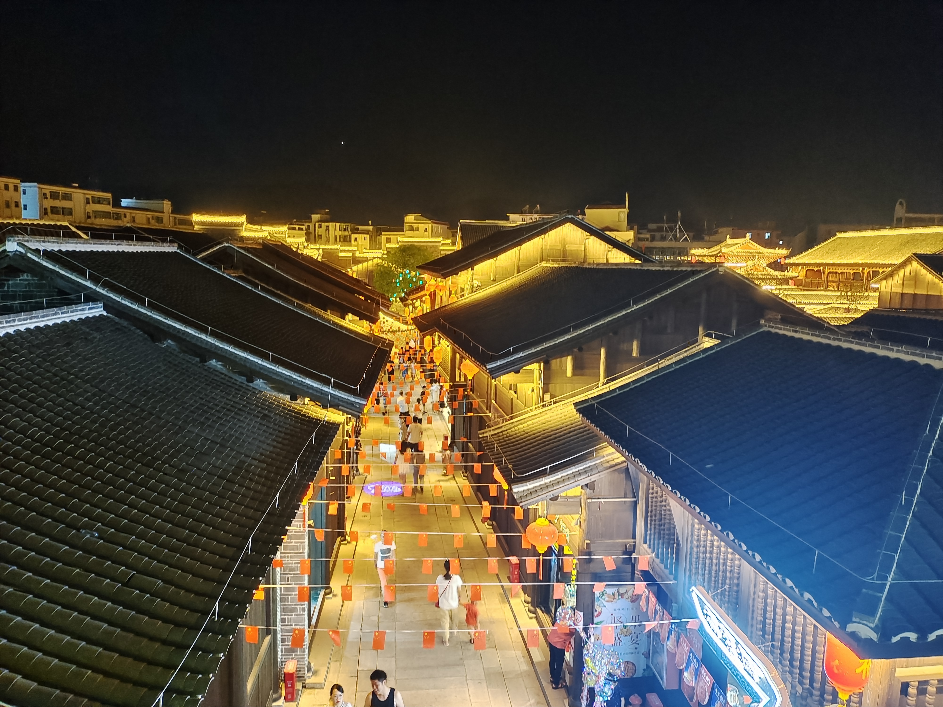 在江西省宜春市靖安县有一条古街,灯火璀璨盼人回