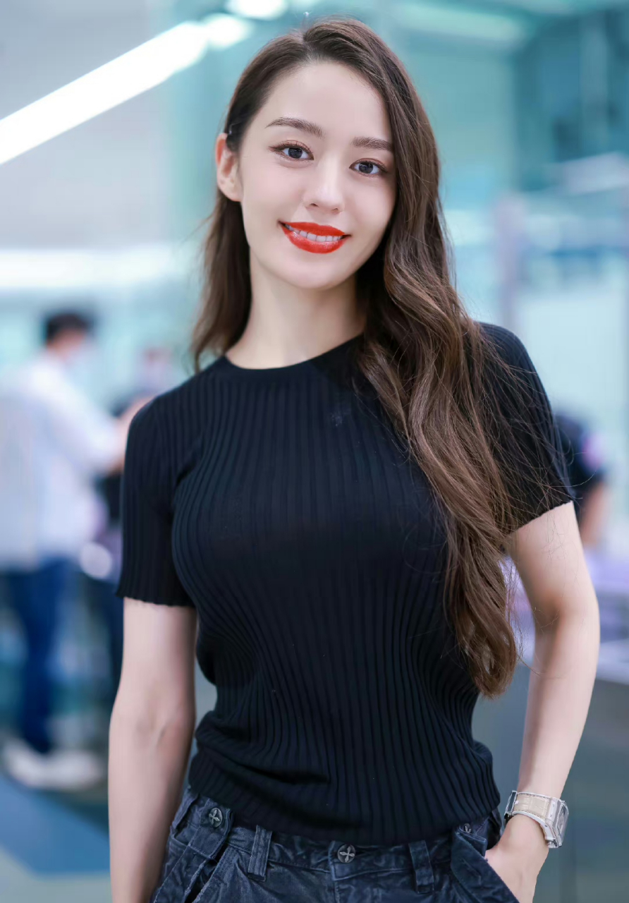 吉娜爱丽丝# 黑色紧身短t干净利落有点像女特工