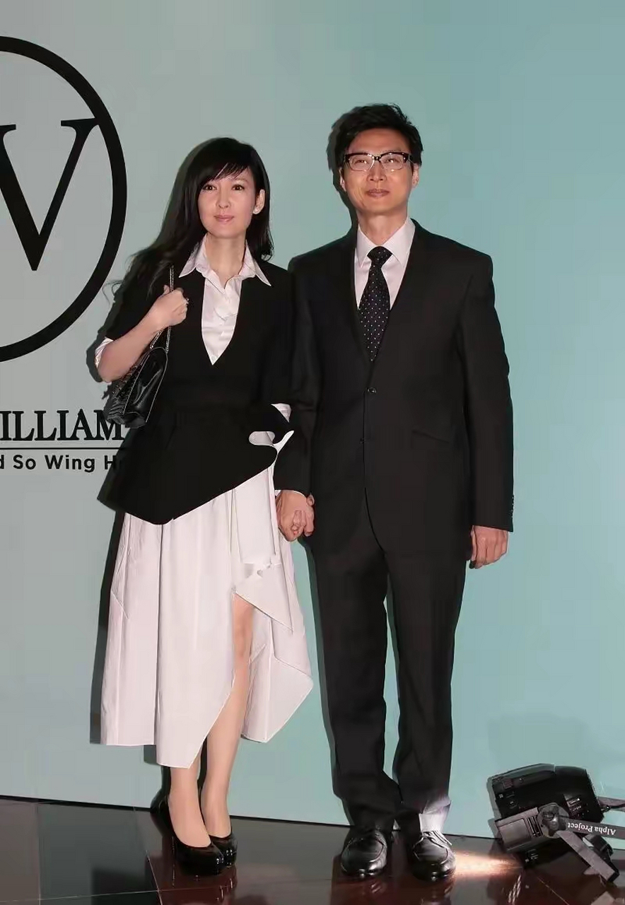 网友:55岁周慧敏罕见与58岁作家老公同框,穿白裙身材曼妙,看上去依然