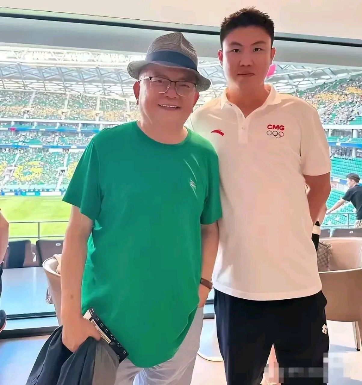 王刚如今75岁,整体精神状态还是比较饱满,这件绿色短袖6000元.