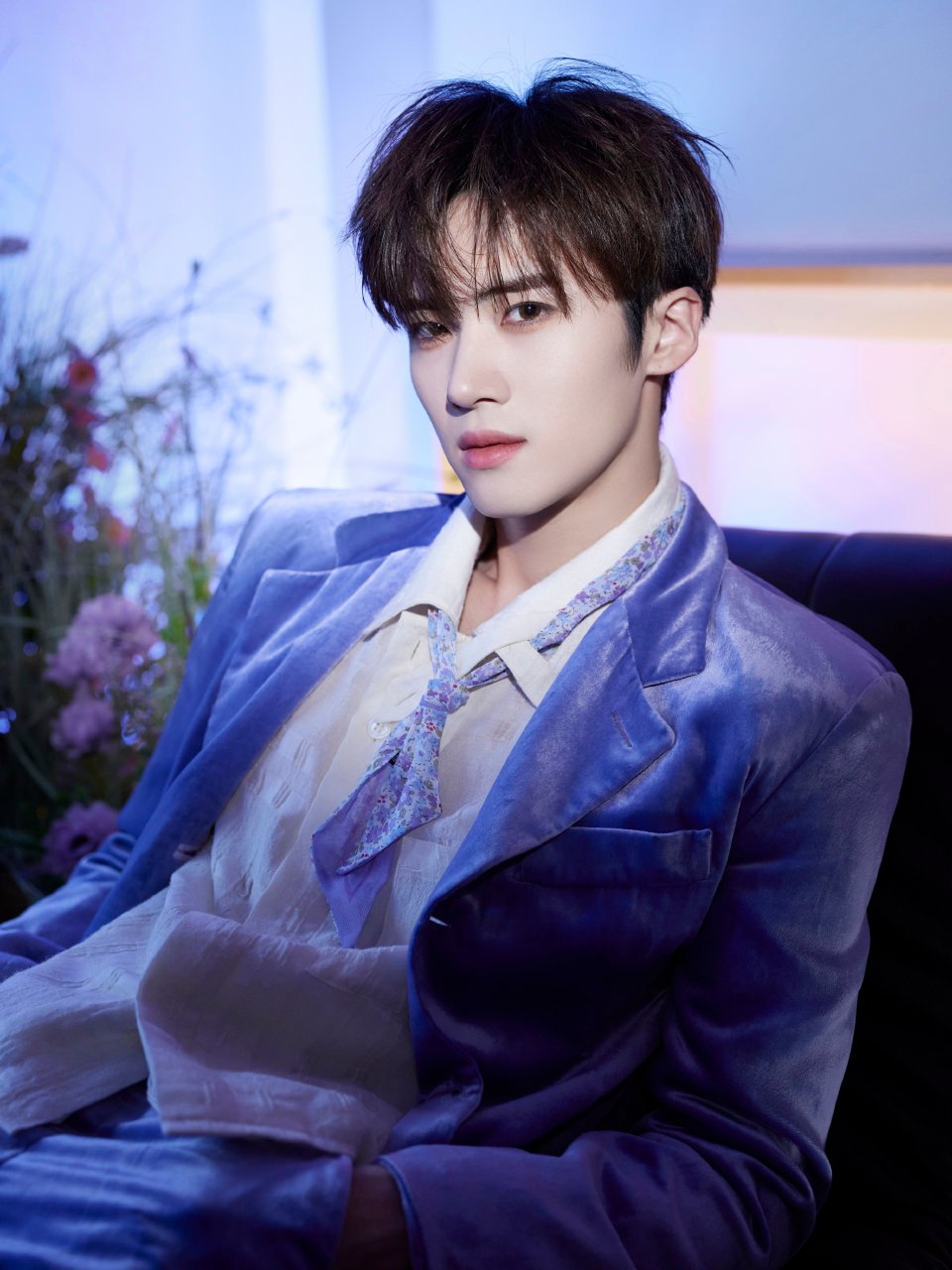 闫桉这颜值配上葡萄紫的西服,有一种莫名的美感,瞬间路转粉#娱乐明星