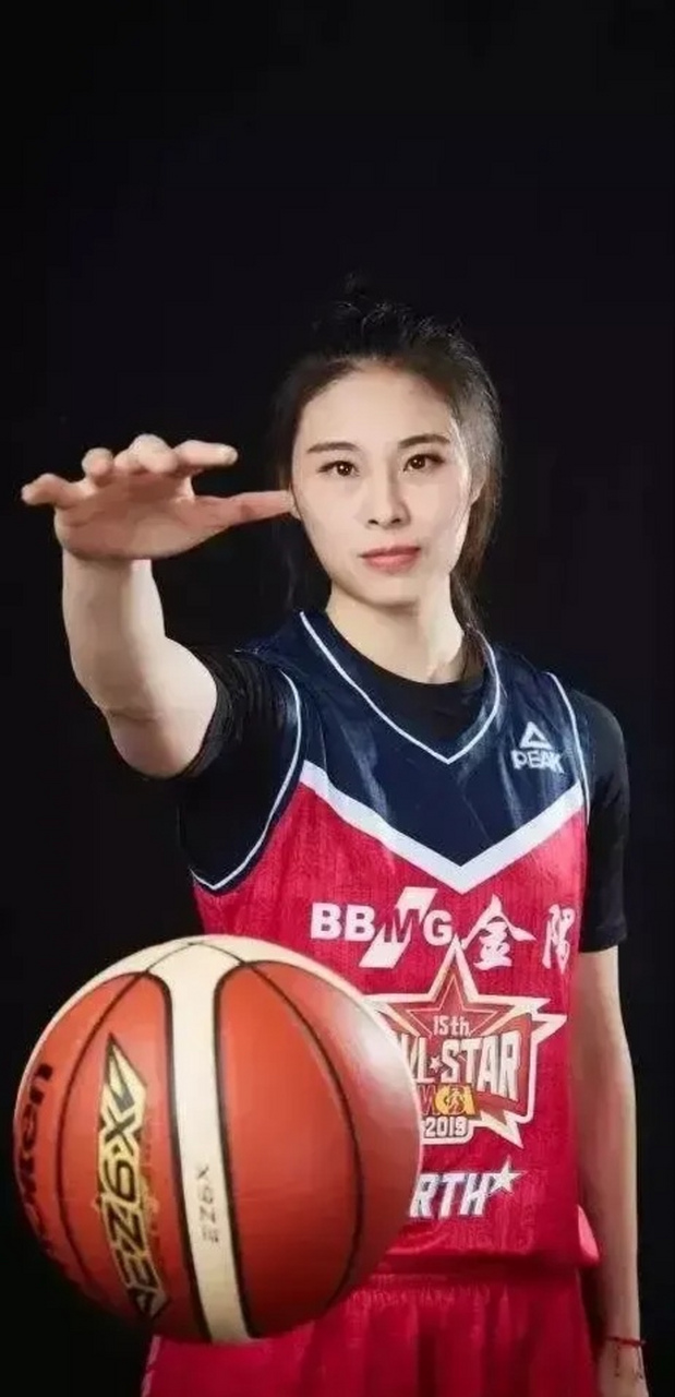 王思雨,女篮的美女球员,身高175cm,体重60kg,拥有漂亮的面容,标准的