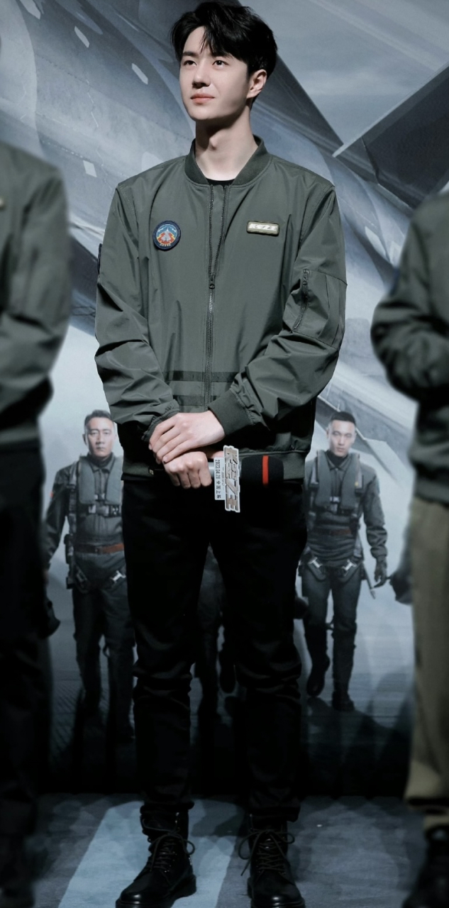 王一博《长空之王》路演生图直出,不愧是顶流,这颜值没有经过任何p图