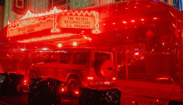 梅赛德斯将g级放入巨型红色药丸为新的矩阵电影