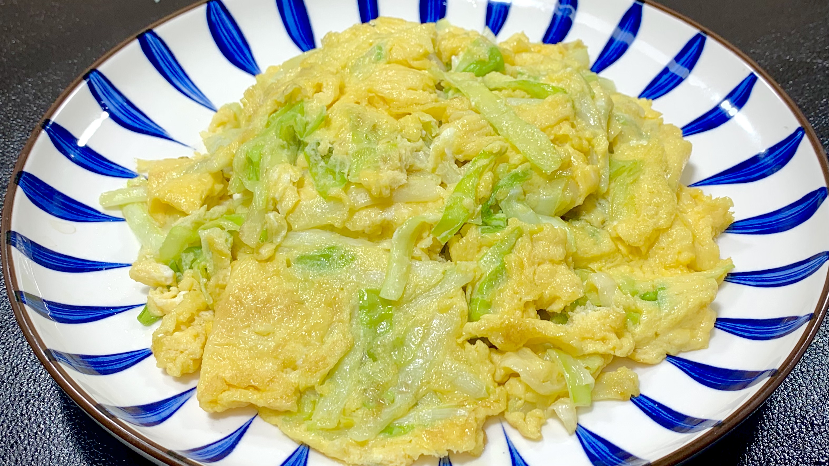 韭黄炒鸡蛋怎样炒不出汤,大厨教你技巧,鲜嫩爽滑,营养又下饭
