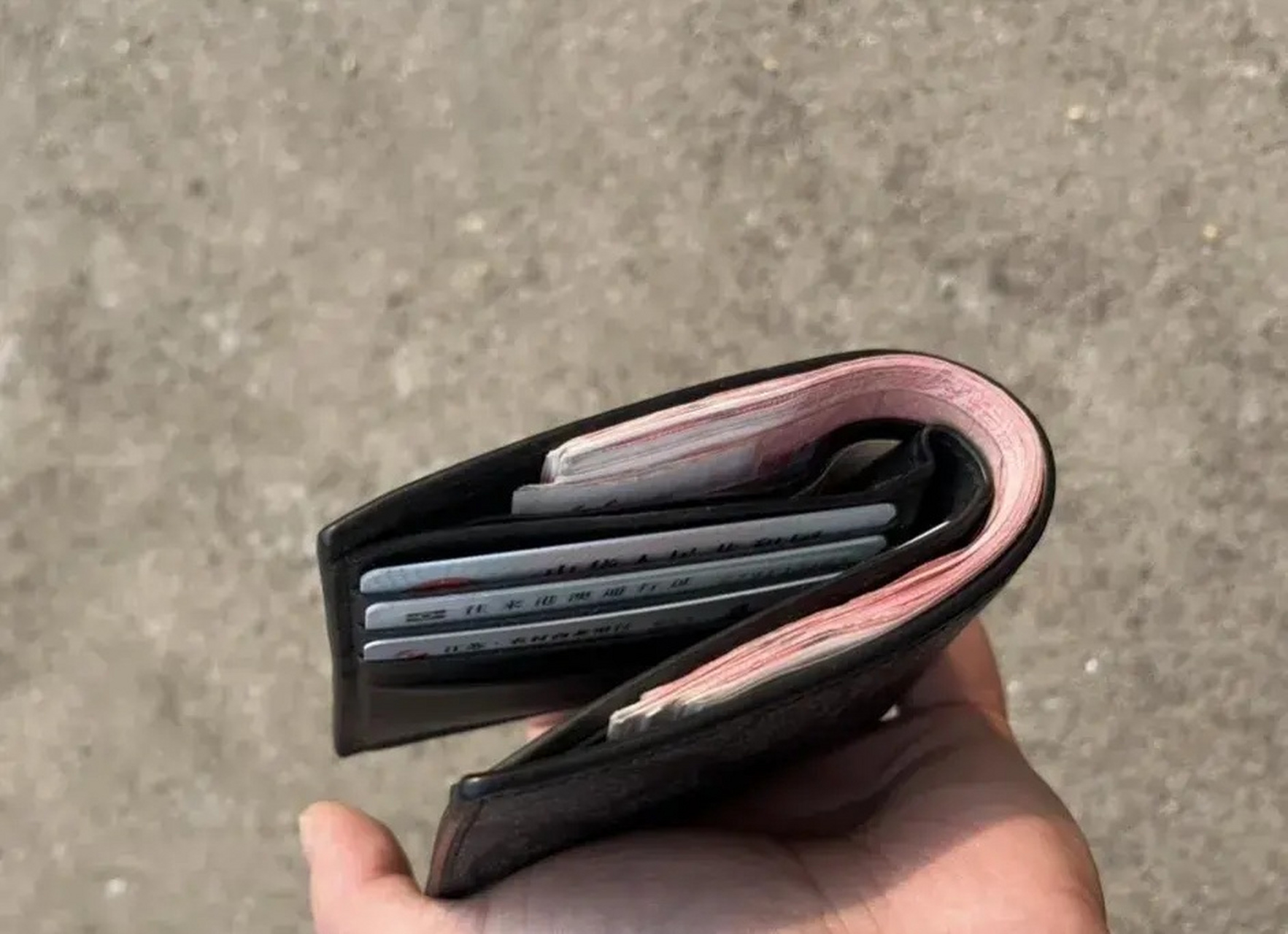 捡了个钱包,在路边等了一个多小时,三十多度的天气啊,热的人吐舌头