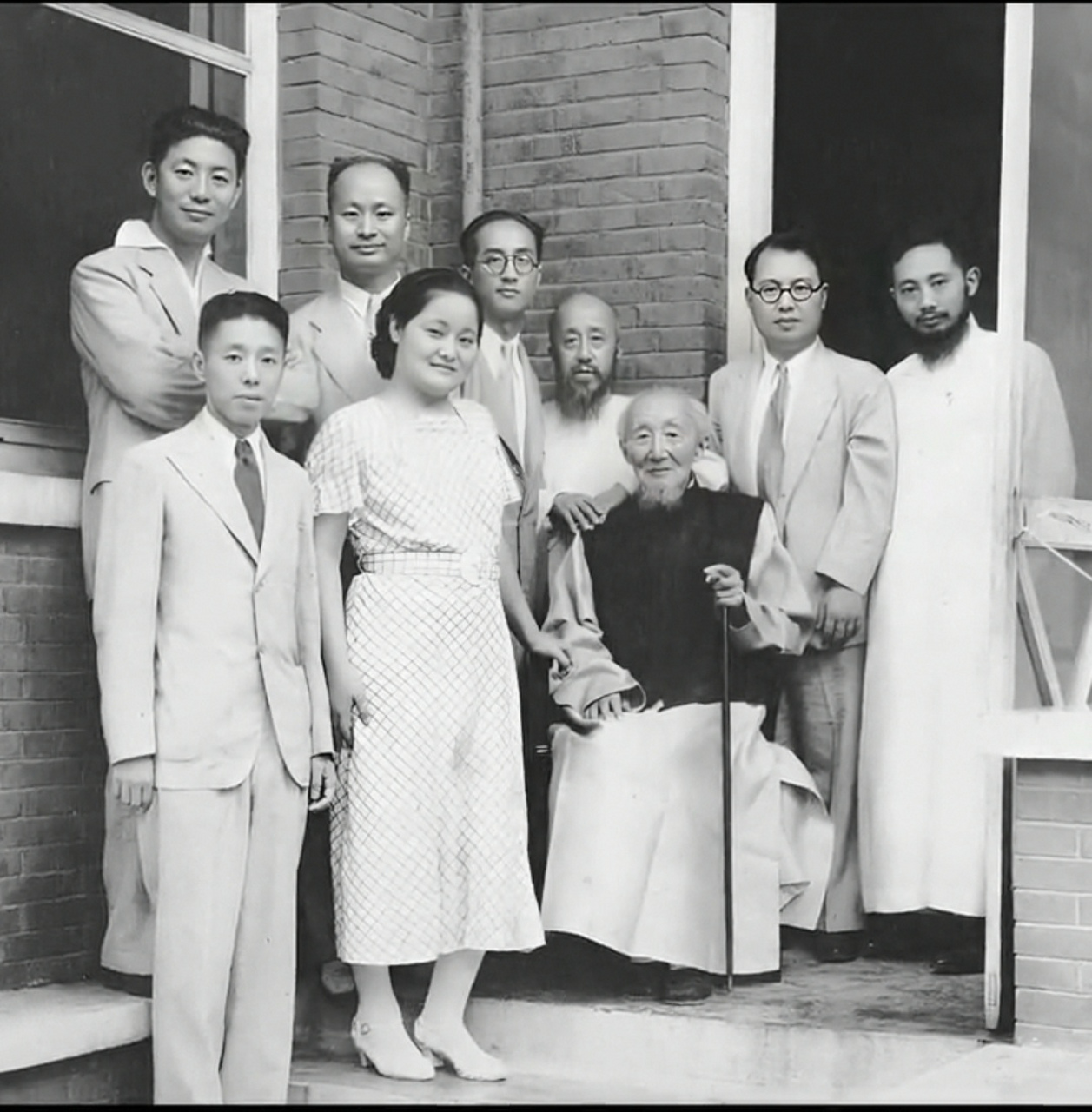 月,七君子出狱后与战友杜重远会见爱国老人马相伯前排左起沙千里,史良