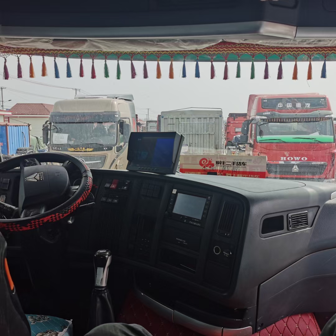 19年底豪沃t7牵引车540马力