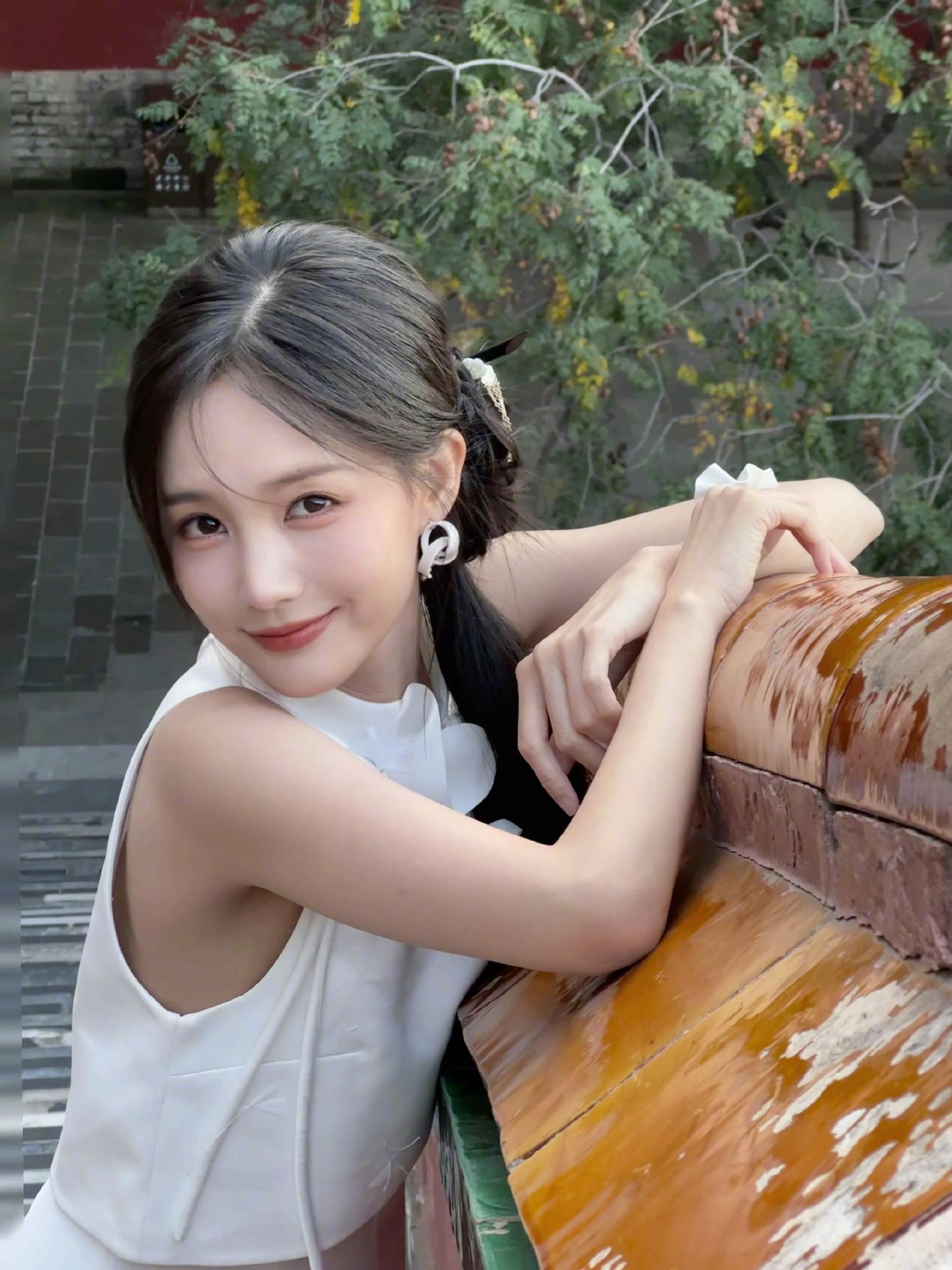 李一桐新中式造型好温柔 手执团扇侧颜优越
